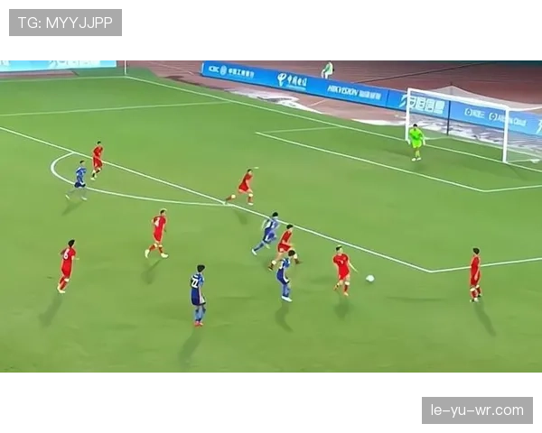 亚运会足球赛裁判判罚引发争议，球迷呼吁公正公平加强审查